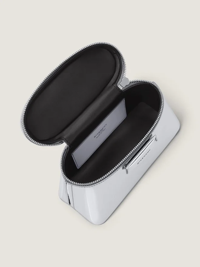 Antigona Bag en cuir effet miroir avec chaîne Antigona Bag en cuir effet miroir avec chaîne