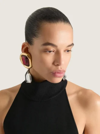 Boucles d&rsquo;oreilles clip sculpturales en métal et cristaux