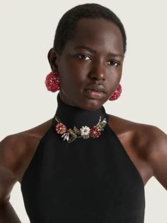 Boucles d&rsquo;oreilles à clip audacieuses en métal et cristaux