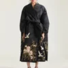 Manteau cocon en satin avec broderies et cape Manteau cocon en satin avec broderies et cape