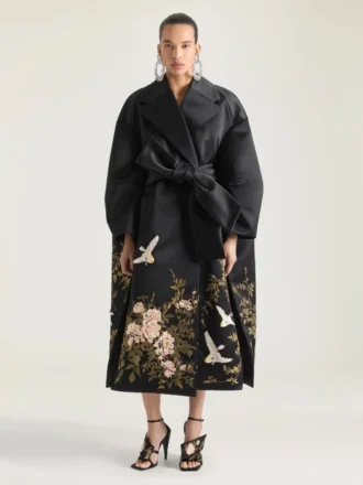 Manteau cocon en satin avec broderies et cape