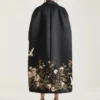 Manteau cocon en satin avec broderies et cape Manteau cocon en satin avec broderies et cape