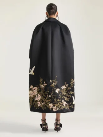 Manteau cocon en satin avec broderies et cape