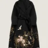 Manteau cocon en satin avec broderies et cape Manteau cocon en satin avec broderies et cape