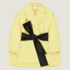 Manteau cocon en satin avec cape Manteau cocon en satin avec cape