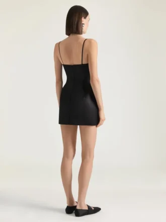 Mini-robe échancrée en satin Mini-robe échancrée en satin