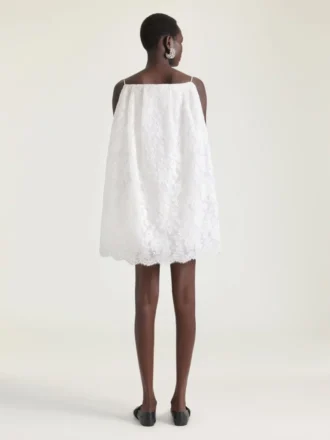 Mini-robe fendue en dentelle avec cape