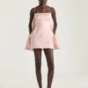 Mini-robe fendue en satin avec cape Mini-robe fendue en satin avec cape
