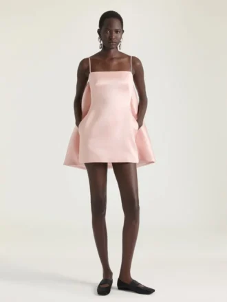 Mini-robe fendue en satin avec cape