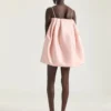 Mini-robe fendue en satin avec cape Mini-robe fendue en satin avec cape