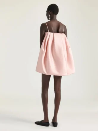 Mini-robe fendue en satin avec cape