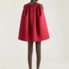Mini-robe fendue en satin avec cape Mini-robe fendue en satin avec cape