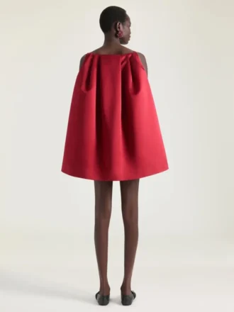 Mini-robe fendue en satin avec cape