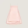 Mini-robe fendue en satin avec cape Mini-robe fendue en satin avec cape