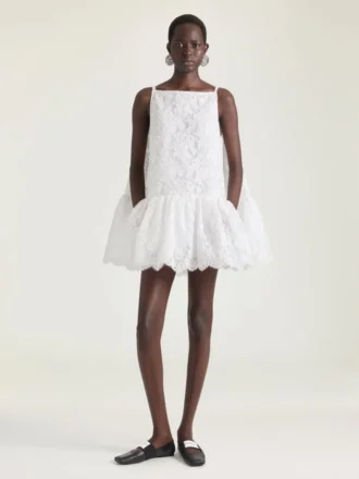 Mini-robe à volants fendue en dentelle