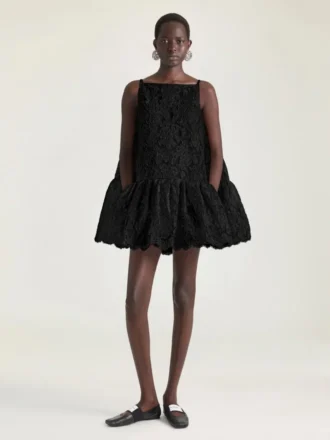 Mini-robe à volants fendue en dentelle