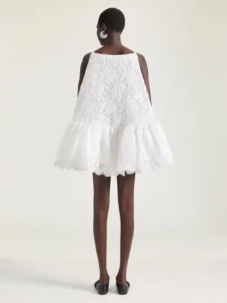 Mini-robe à volants fendue en dentelle
