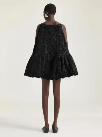 Mini-robe à volants fendue en dentelle