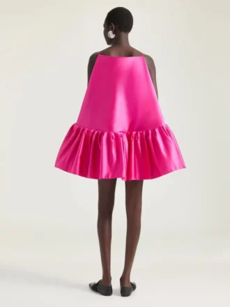 Mini-robe à volants fendue en satin