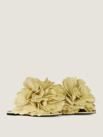 mules plates boudoir en cuir avec ptales de rose 1 2 330x440 - Mules plates Boudoir en cuir avec p&eacute;tales de rose