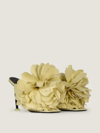 mules talons boudoir en cuir avec ptales de rose 1 2 330x440 - Mules &agrave; talons Boudoir en cuir avec p&eacute;tales de rose