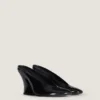 Mules à talons sculptées en cuir verni Mules à talons sculptées en cuir verni