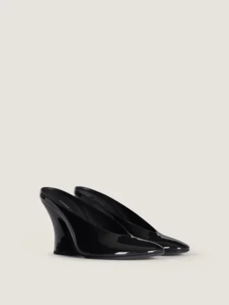 Mules à talons sculptées en cuir verni Mules à talons sculptées en cuir verni