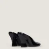 Mules à talons sculptées en cuir verni Mules à talons sculptées en cuir verni