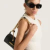 Petit sac Pout en cuir avec chaîne porte-bonheur Petit sac Pout en cuir avec chaîne porte-bonheur