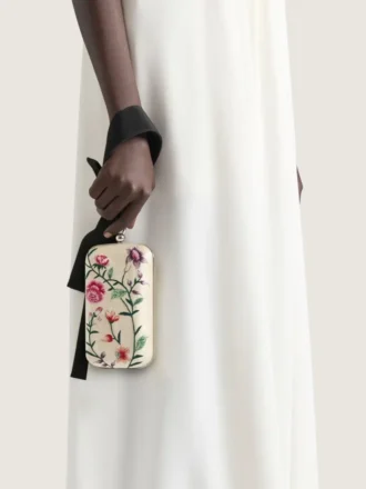 Pochette de soirée avec broderies florales et nœud