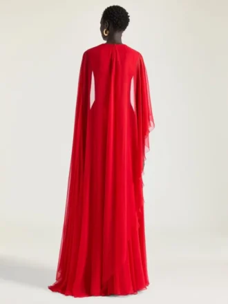 Robe de soirée drapée en mousseline avec cape Robe de soirée drapée en mousseline avec cape