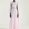 Robe de soirée drapée en mousseline avec cristaux et cape Robe de soirée drapée en mousseline avec cristaux et cape