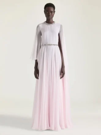 Robe de soirée drapée en mousseline avec cristaux et cape Robe de soirée drapée en mousseline avec cristaux et cape