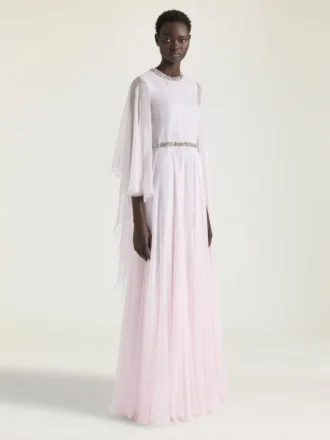 Robe de soirée drapée en mousseline avec cristaux et cape Robe de soirée drapée en mousseline avec cristaux et cape