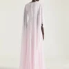 Robe de soirée drapée en mousseline avec cristaux et cape Robe de soirée drapée en mousseline avec cristaux et cape