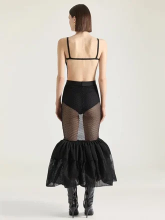 Robe à dos nu et volants en maille