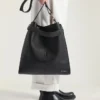 Sac hobo moyen à ceinture en cuir grainé Sac hobo moyen à ceinture en cuir grainé