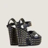 Sandales compensées en cuir avec clous Sandales compensées en cuir avec clous