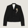 Veste courte à simple boutonnage ornée, en laine Veste courte à simple boutonnage ornée, en laine